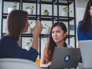 会話する女性