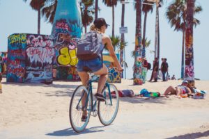 自転車の女性